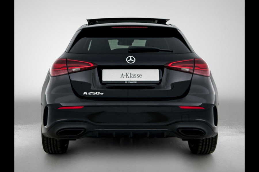 Mercedes-Benz A-Klasse 250 e Business Solution AMG | AMG Line Plus pakket | Nightpakket | 19 inch AMG velgen | Smartphone-integratie | Panoramaschuifdak | Head-up display | 360°-camera | Augmented Reality navigatie |