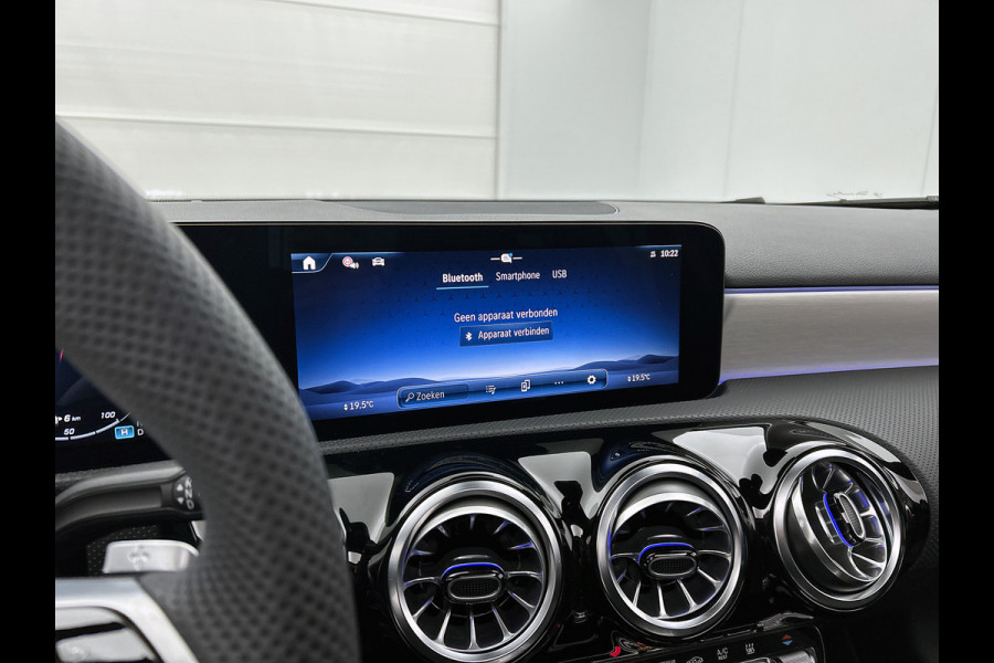 Mercedes-Benz A-Klasse 250 e Business Solution AMG | AMG Line Plus pakket | Nightpakket | 19 inch AMG velgen | Smartphone-integratie | Panoramaschuifdak | Head-up display | 360°-camera | Augmented Reality navigatie |