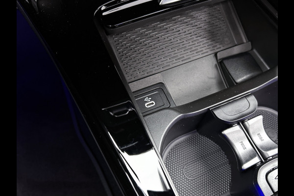 Mercedes-Benz A-Klasse 250 e Business Solution AMG | AMG Line Plus pakket | Nightpakket | 19 inch AMG velgen | Smartphone-integratie | Panoramaschuifdak | Head-up display | 360°-camera | Augmented Reality navigatie |