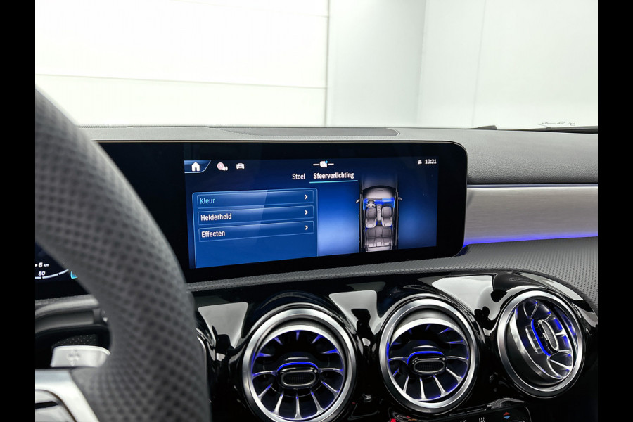 Mercedes-Benz A-Klasse 250 e Business Solution AMG | AMG Line Plus pakket | Nightpakket | 19 inch AMG velgen | Smartphone-integratie | Panoramaschuifdak | Head-up display | 360°-camera | Augmented Reality navigatie |