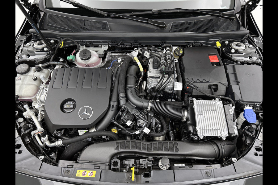 Mercedes-Benz A-Klasse 250 e Business Solution AMG | AMG Line Plus pakket | Nightpakket | 19 inch AMG velgen | Smartphone-integratie | Panoramaschuifdak | Head-up display | 360°-camera | Augmented Reality navigatie |