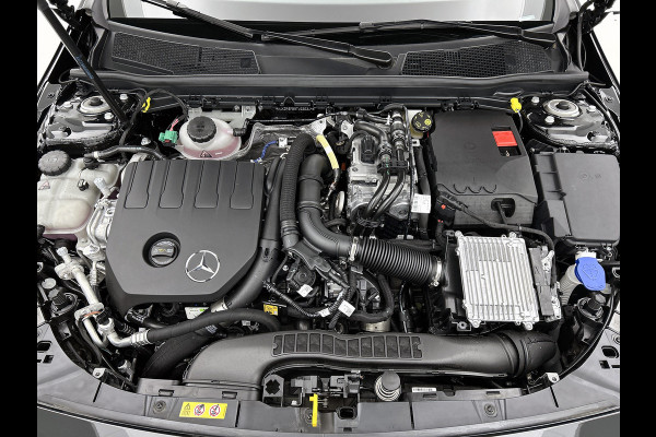 Mercedes-Benz A-Klasse 250 e Business Solution AMG | AMG Line Plus pakket | Nightpakket | 19 inch AMG velgen | Smartphone-integratie | Panoramaschuifdak | Head-up display | 360°-camera | Augmented Reality navigatie |