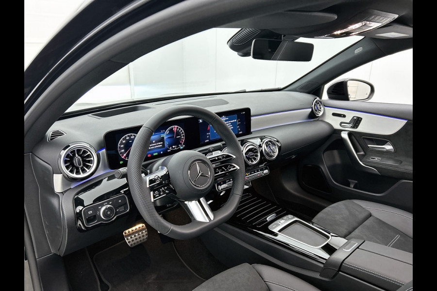 Mercedes-Benz A-Klasse 250 e Business Solution AMG | AMG Line Plus pakket | Nightpakket | 19 inch AMG velgen | Smartphone-integratie | Panoramaschuifdak | Head-up display | 360°-camera | Augmented Reality navigatie |