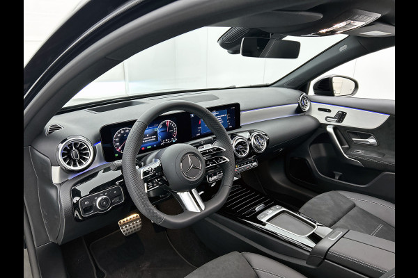 Mercedes-Benz A-Klasse 250 e Business Solution AMG | AMG Line Plus pakket | Nightpakket | 19 inch AMG velgen | Smartphone-integratie | Panoramaschuifdak | Head-up display | 360°-camera | Augmented Reality navigatie |