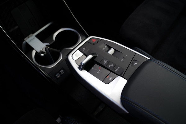 BMW X1 18i M-sport High Executive | HuD | Panorama | Harman/Kardon | incl BTW | M-pakket | Leder/Alcantara | Trekhaak elek | Lane