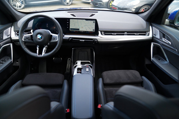 BMW X1 18i M-sport High Executive | HuD | Panorama | Harman/Kardon | incl BTW | M-pakket | Leder/Alcantara | Trekhaak elek | Lane