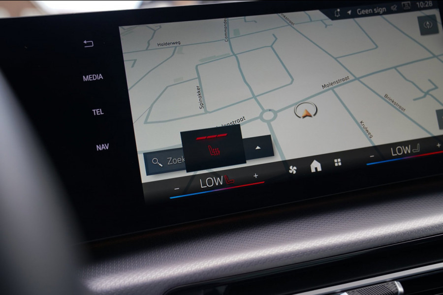 BMW X1 18i M-sport High Executive | HuD | Panorama | Harman/Kardon | incl BTW | M-pakket | Leder/Alcantara | Trekhaak elek | Lane