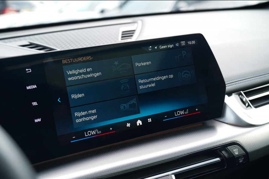 BMW X1 18i M-sport High Executive | HuD | Panorama | Harman/Kardon | incl BTW | M-pakket | Leder/Alcantara | Trekhaak elek | Lane