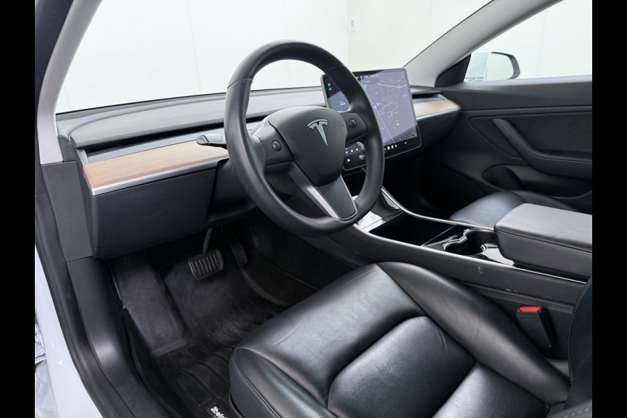 Tesla Model 3 Long Range AWD 75kWh Facelift Warmtepomp Lmv 19" AutoPilot Leder Panoramadak Adaptive-Cruise Camera's Elektr.-Stuur+Stoelen+Spie Navi LED DAB Voorverwarmen interieur Keyless One-Pedal-Drive 4WD SOH 87% Origineel Nederlandse Auto Fabrieksgarantie op Accu en Motor tot 27-09-2027/192.00km