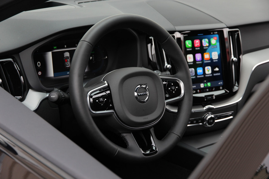 Volvo XC60 2.0 T6 Plug-in hybrid AWD Plus Black Edition R-Design | Nieuw | Pano | Head-up | ACC |