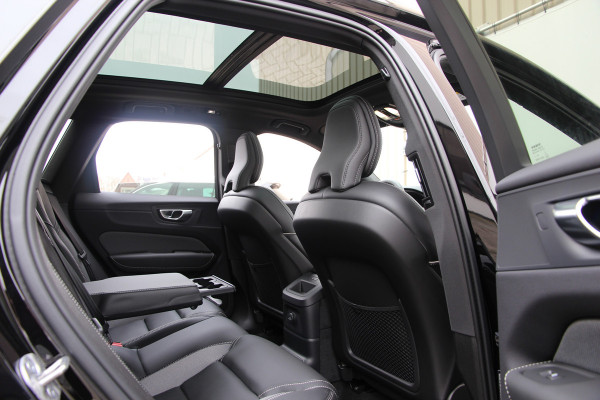 Volvo XC60 2.0 T6 Plug-in hybrid AWD Plus Black Edition R-Design | Nieuw | Pano | Head-up | ACC |