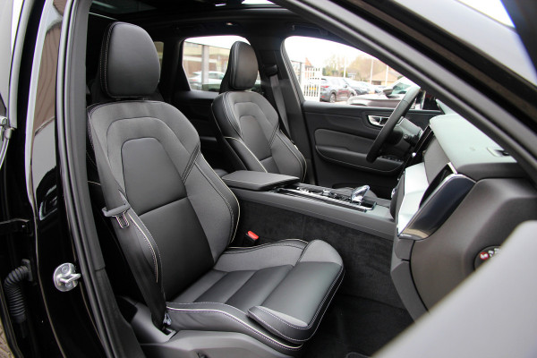 Volvo XC60 2.0 T6 Plug-in hybrid AWD Plus Black Edition R-Design | Nieuw | Pano | Head-up | ACC |
