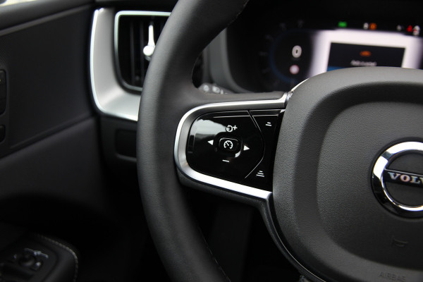 Volvo XC60 2.0 T6 Plug-in hybrid AWD Plus Black Edition R-Design | Nieuw | Pano | Head-up | ACC |