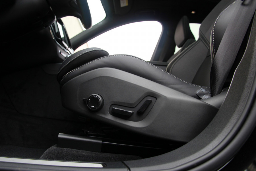Volvo XC60 2.0 T6 Plug-in hybrid AWD Plus Black Edition R-Design | Nieuw | Pano | Head-up | ACC |