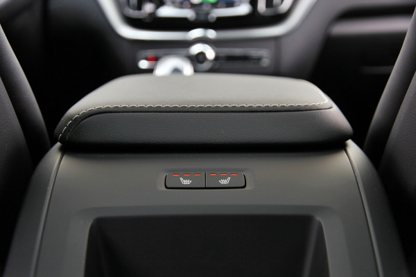 Volvo XC60 2.0 T6 Plug-in hybrid AWD Plus Black Edition R-Design | Nieuw | Pano | Head-up | ACC |