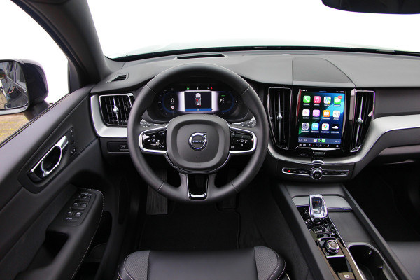 Volvo XC60 2.0 T6 Plug-in hybrid AWD Plus Black Edition R-Design | Nieuw | Pano | Head-up | ACC |