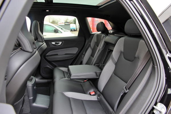 Volvo XC60 2.0 T6 Plug-in hybrid AWD Plus Black Edition R-Design | Nieuw | Pano | Head-up | ACC |