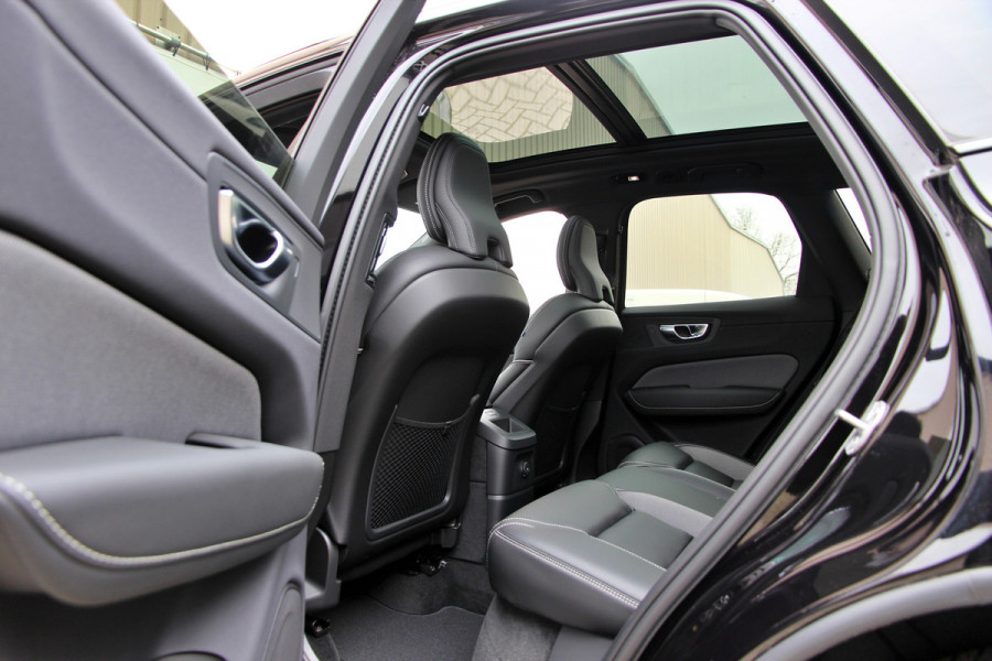 Volvo XC60 2.0 T6 Plug-in hybrid AWD Plus Black Edition R-Design | Nieuw | Pano | Head-up | ACC |