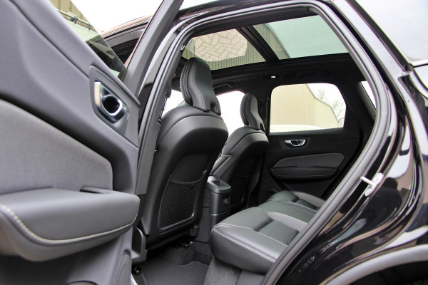 Volvo XC60 2.0 T6 Plug-in hybrid AWD Plus Black Edition R-Design | Nieuw | Pano | Head-up | ACC |