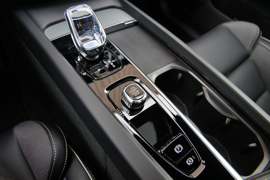 Volvo XC60 2.0 T6 Plug-in hybrid AWD Plus Black Edition R-Design | Nieuw | Pano | Head-up | ACC |