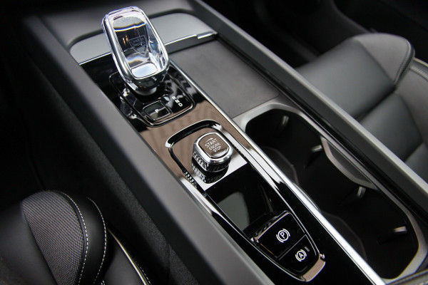 Volvo XC60 2.0 T6 Plug-in hybrid AWD Plus Black Edition R-Design | Nieuw | Pano | Head-up | ACC |