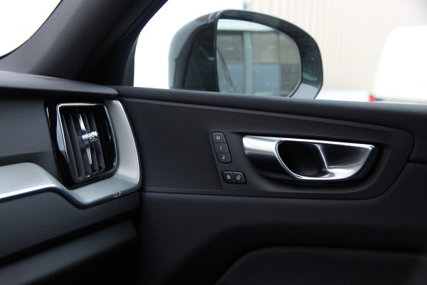Volvo XC60 2.0 T6 Plug-in hybrid AWD Plus Black Edition R-Design | Nieuw | Pano | Head-up | ACC |