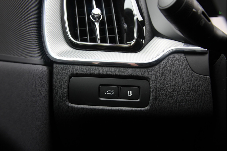 Volvo XC60 2.0 T6 Plug-in hybrid AWD Plus Black Edition R-Design | Nieuw | Pano | Head-up | ACC |