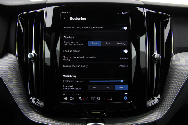 Volvo XC60 2.0 T6 Plug-in hybrid AWD Plus Black Edition R-Design | Nieuw | Pano | Head-up | ACC |