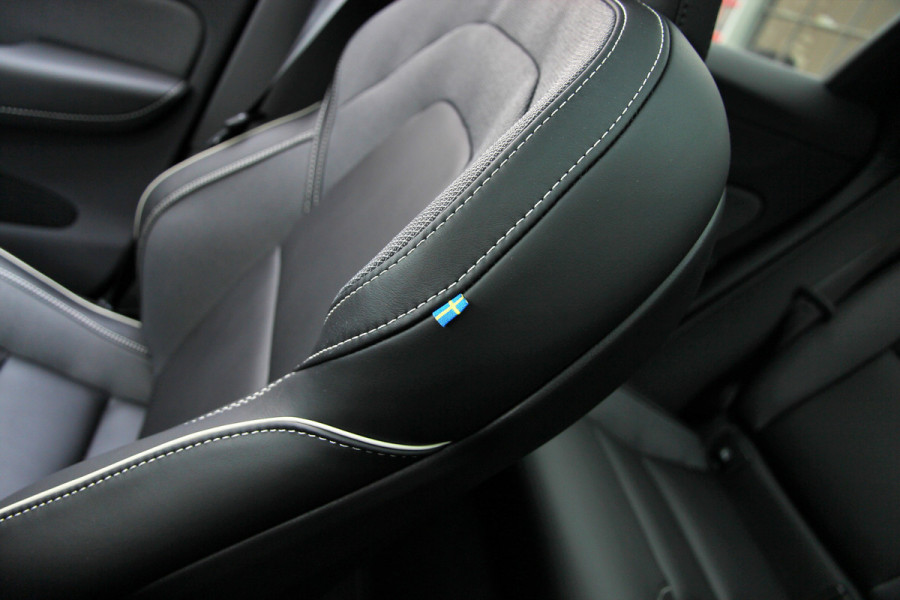 Volvo XC60 2.0 T6 Plug-in hybrid AWD Plus Black Edition R-Design | Nieuw | Pano | Head-up | ACC |