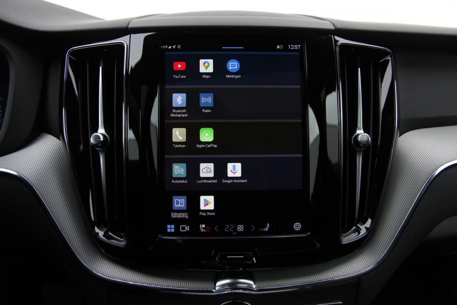 Volvo XC60 2.0 T6 Plug-in hybrid AWD Plus Black Edition R-Design | Nieuw | Pano | Head-up | ACC |