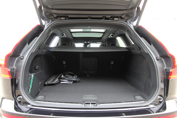 Volvo XC60 2.0 T6 Plug-in hybrid AWD Plus Black Edition R-Design | Nieuw | Pano | Head-up | ACC |