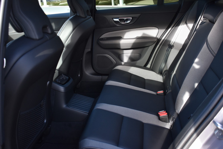 Volvo V60 T6 350PK Plug-in hybrid AWD Plus Dark Panodak | H&K | ACC | Blis | Contour Stoelen | Stuurverwarming