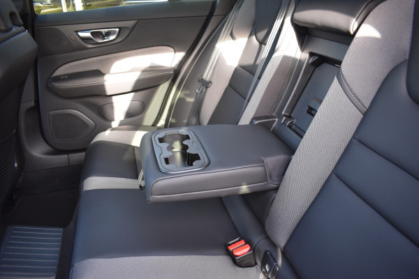 Volvo V60 T6 350PK Plug-in hybrid AWD Plus Dark Panodak | H&K | ACC | Blis | Contour Stoelen | Stuurverwarming