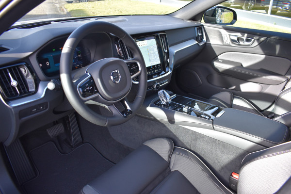 Volvo V60 T6 350PK Plug-in hybrid AWD Plus Dark Panodak | H&K | ACC | Blis | Contour Stoelen | Stuurverwarming