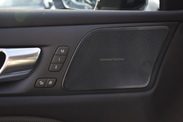 Volvo V60 T6 350PK Plug-in hybrid AWD Plus Dark Panodak | H&K | ACC | Blis | Contour Stoelen | Stuurverwarming