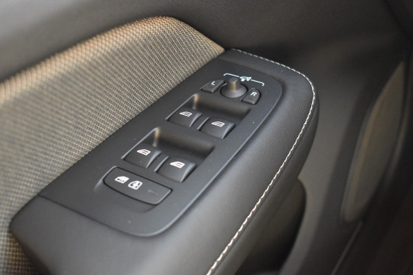 Volvo V60 T6 350PK Plug-in hybrid AWD Plus Dark Panodak | H&K | ACC | Blis | Contour Stoelen | Stuurverwarming