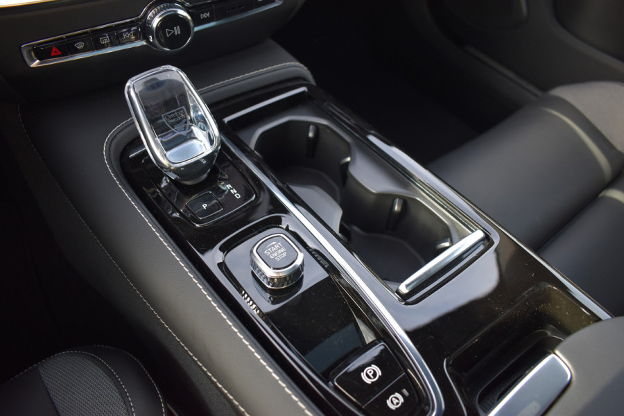 Volvo V60 T6 350PK Plug-in hybrid AWD Plus Dark Panodak | H&K | ACC | Blis | Contour Stoelen | Stuurverwarming