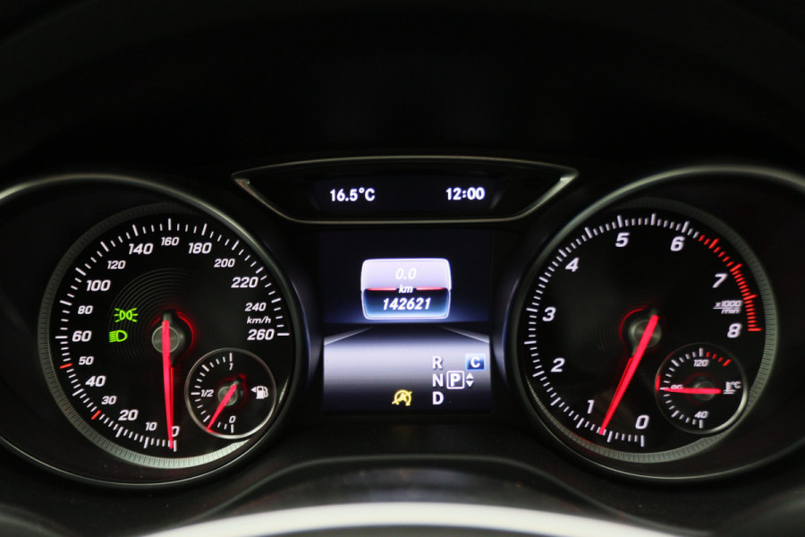 Mercedes-Benz CLA-Klasse Shooting Brake 180 Business Solution AMG Night Upgrade Automaat Panoramadak, LED, Camera, Navigatie, Stoelverwarming, PDC, 18"
