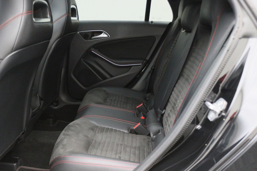 Mercedes-Benz CLA-Klasse Shooting Brake 180 Business Solution AMG Night Upgrade Automaat Panoramadak, LED, Camera, Navigatie, Stoelverwarming, PDC, 18"