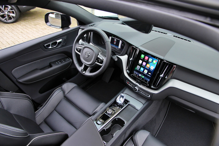 Volvo XC60 2.0 T6 Plug-in hybrid AWD Plus Black Edition R-Design | Nieuw | Pano | Head-up | ACC