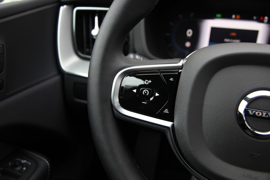 Volvo XC60 2.0 T6 Plug-in hybrid AWD Plus Black Edition R-Design | Nieuw | Pano | Head-up | ACC