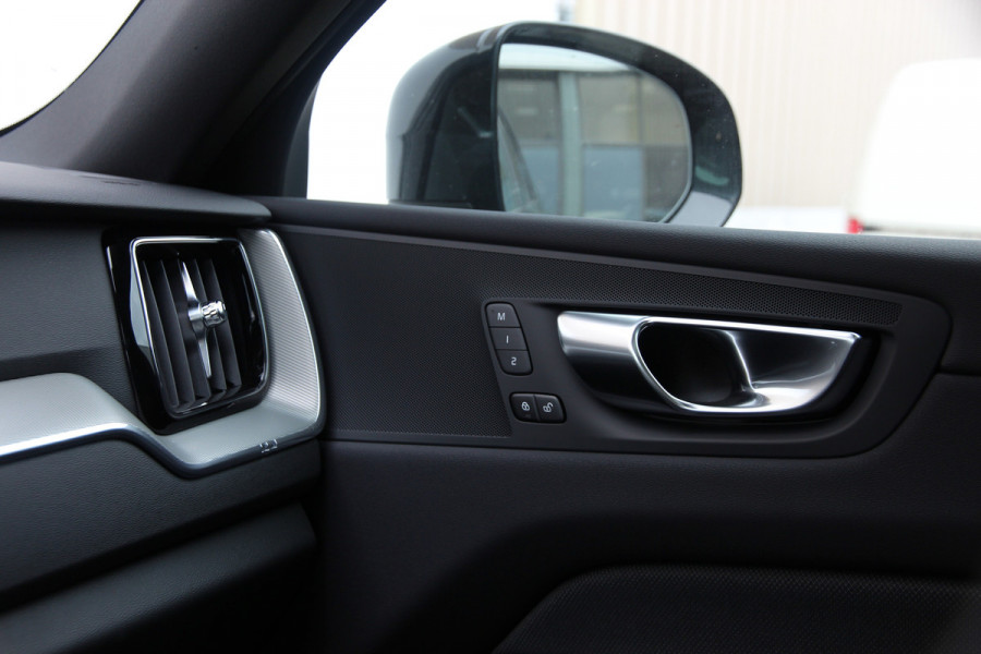 Volvo XC60 2.0 T6 Plug-in hybrid AWD Plus Black Edition R-Design | Nieuw | Pano | Head-up | ACC