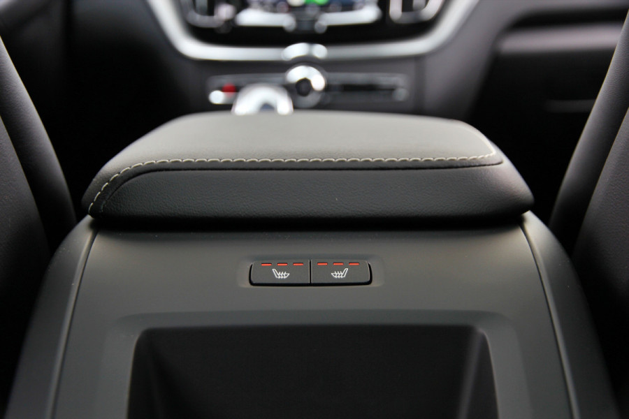 Volvo XC60 2.0 T6 Plug-in hybrid AWD Plus Black Edition R-Design | Nieuw | Pano | Head-up | ACC