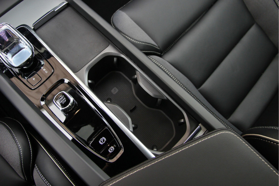 Volvo XC60 2.0 T6 Plug-in hybrid AWD Plus Black Edition R-Design | Nieuw | Pano | Head-up | ACC