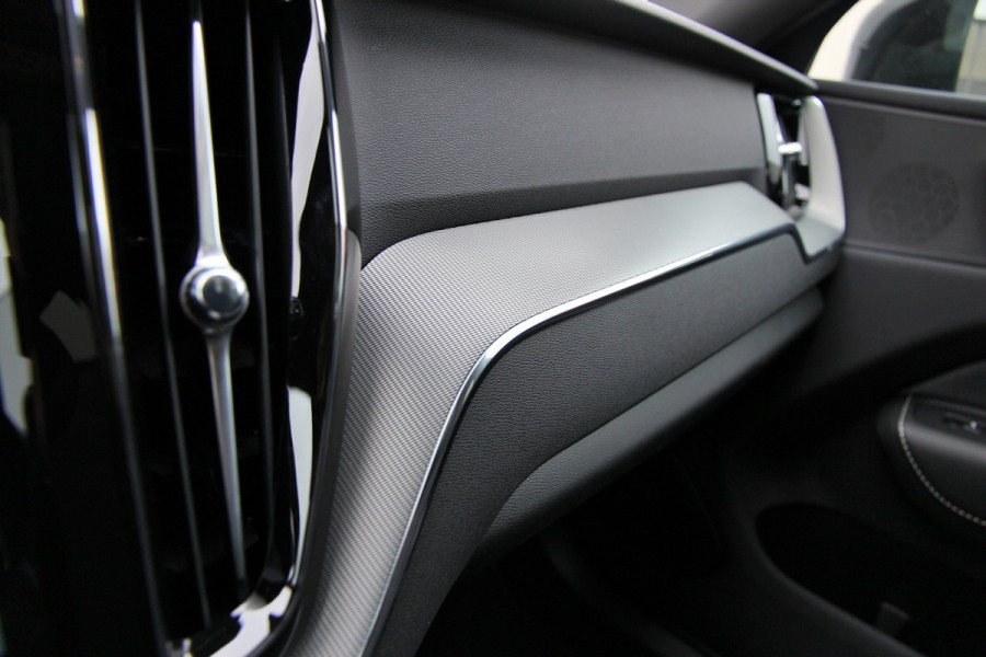 Volvo XC60 2.0 T6 Plug-in hybrid AWD Plus Black Edition R-Design | Nieuw | Pano | Head-up | ACC