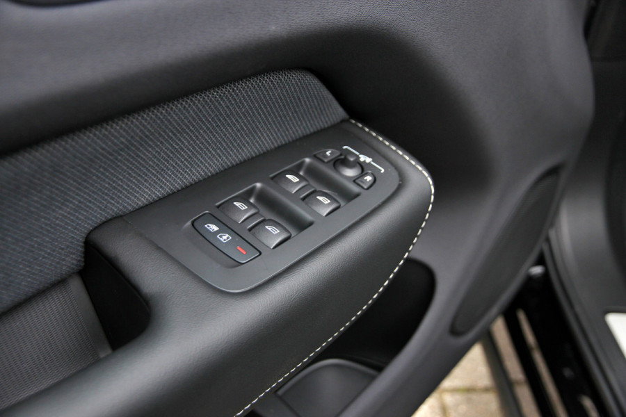 Volvo XC60 2.0 T6 Plug-in hybrid AWD Plus Black Edition R-Design | Nieuw | Pano | Head-up | ACC