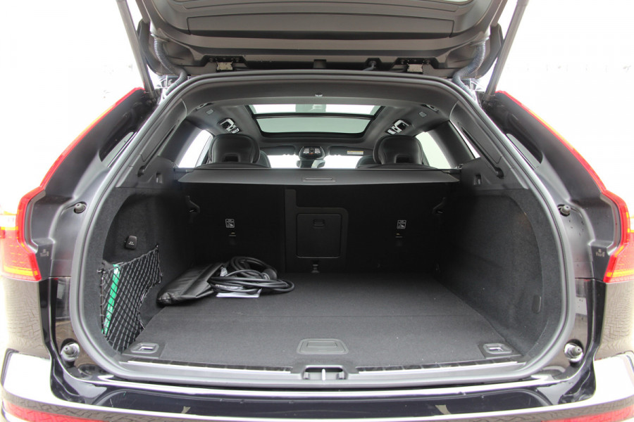 Volvo XC60 2.0 T6 Plug-in hybrid AWD Plus Black Edition R-Design | Nieuw | Pano | Head-up | ACC