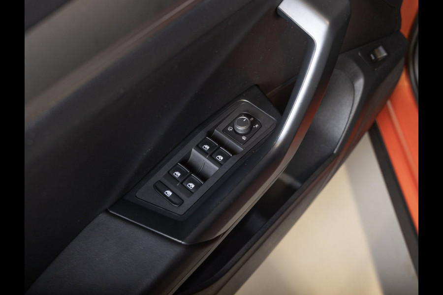 Volkswagen T-Roc 1.5 TSI Style Business / 150pk / Panorama dak / Leder / Stoelverwarming / Keyless / Dodehoek herkenning /