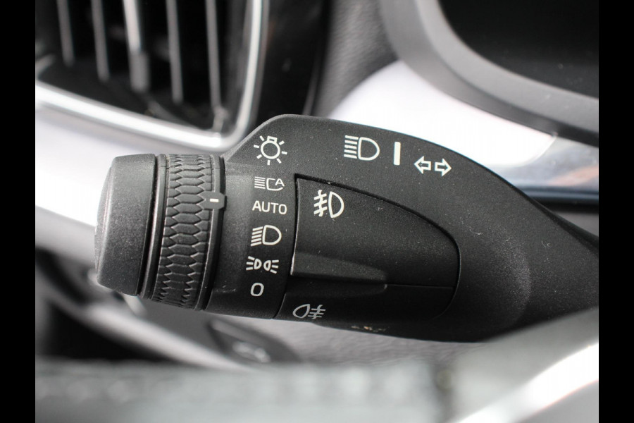 Volvo V60 2.0 B3 Automaat Momentum | Navigatie | Wegklapbare Trekhaak | Climate Control | Blis | Parkeer sensoren | Cruise Control | Lichtmetalen Velgen