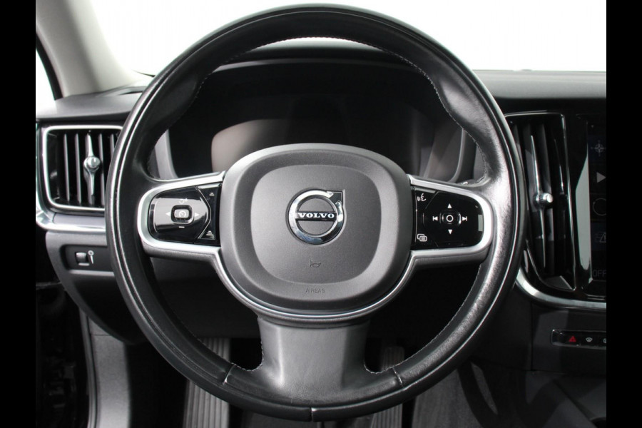 Volvo V60 2.0 B3 Automaat Momentum | Navigatie | Wegklapbare Trekhaak | Climate Control | Blis | Parkeer sensoren | Cruise Control | Lichtmetalen Velgen